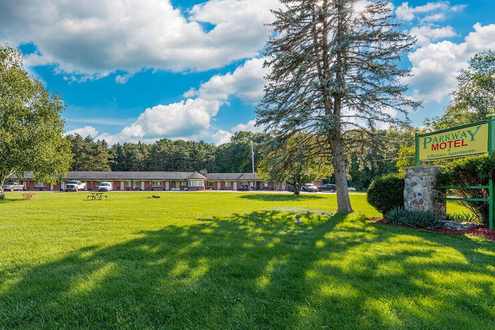 Parkway Motel - Real Estate Photos (newer photo)